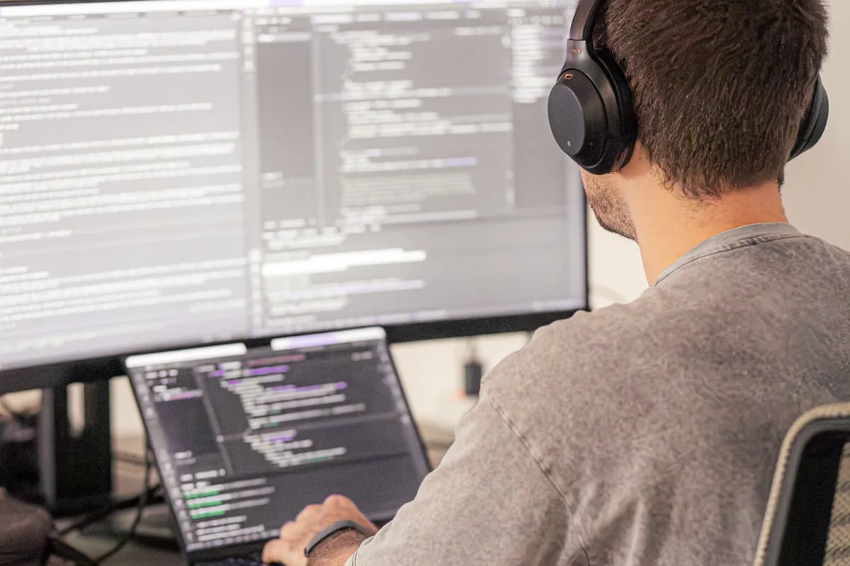 Arbeiten am Monitor mit Kopfhörern