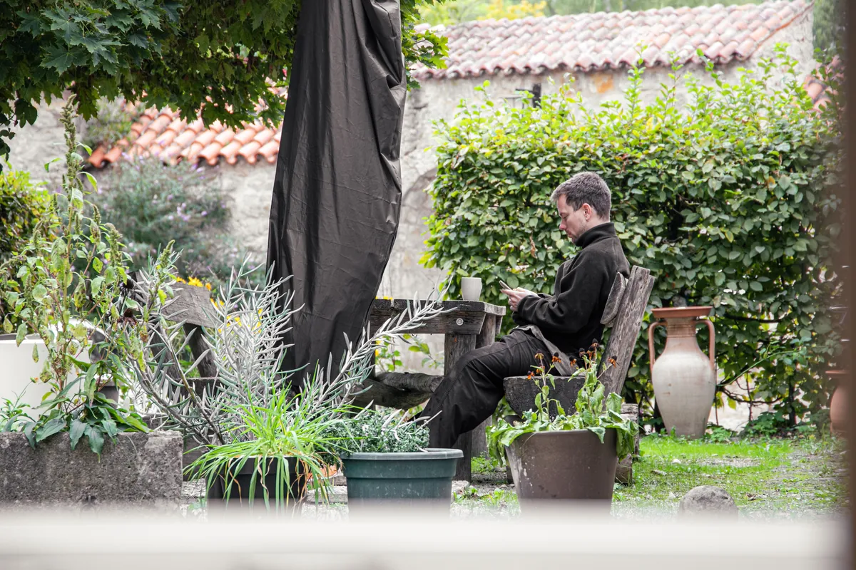 Arbeiten im Garten hinter dem Haus