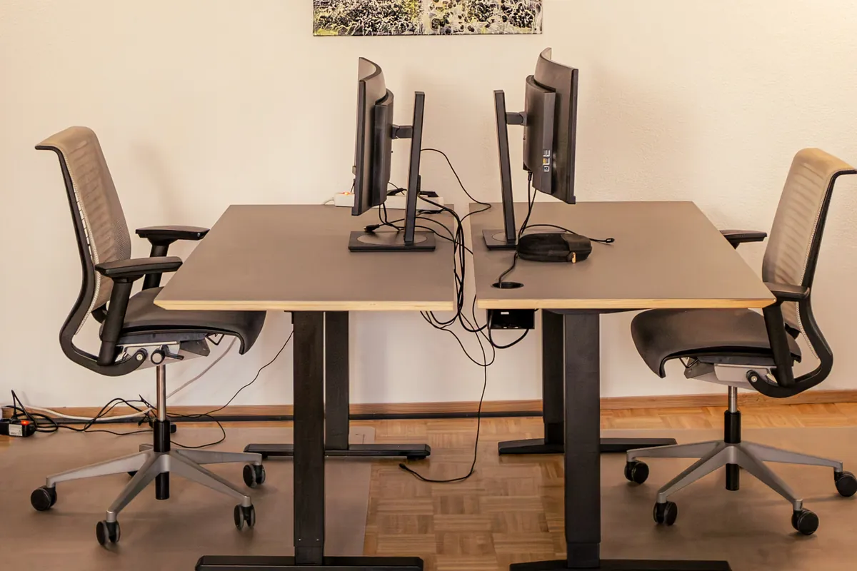 Zwei höhenverstellbare Schreibtische mit Monitor im Traube Coworking in Dinkelsbühl