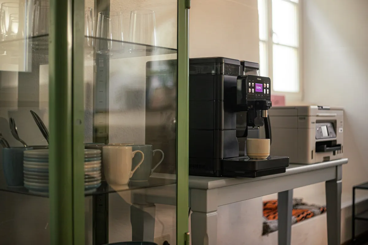 The coffee machine and cups