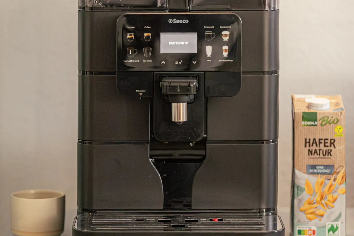 Kaffeemaschine mit Hafermilch daneben