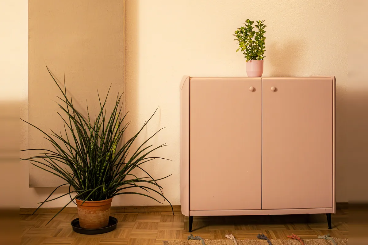 Schallpaneel an der Wand neben einem pinken Schrank