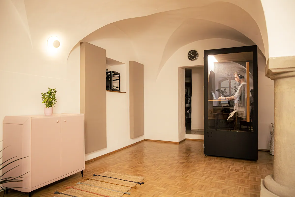 Die Telefonbox für Videocalls im Traube Coworking in Dinkelsbühl