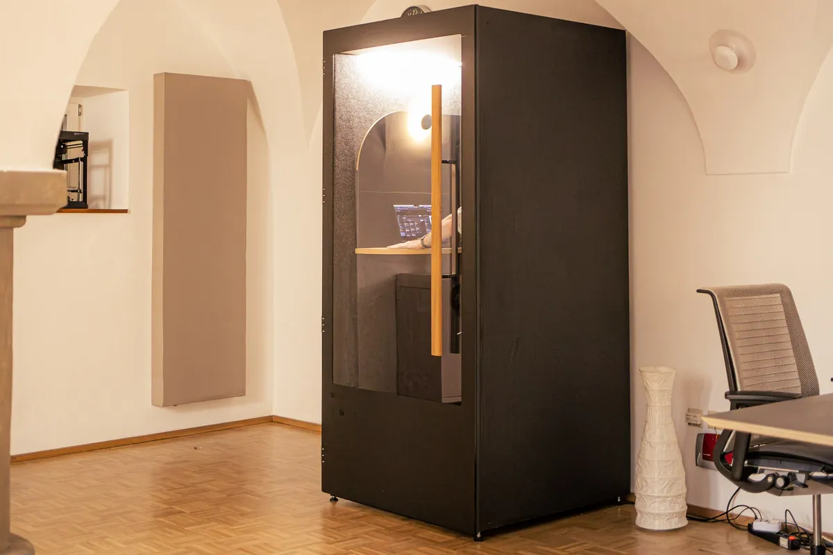 Beleuchtete Telefonbox mit Strom für Videocalls im Traube Coworking in Dinkelsbühl