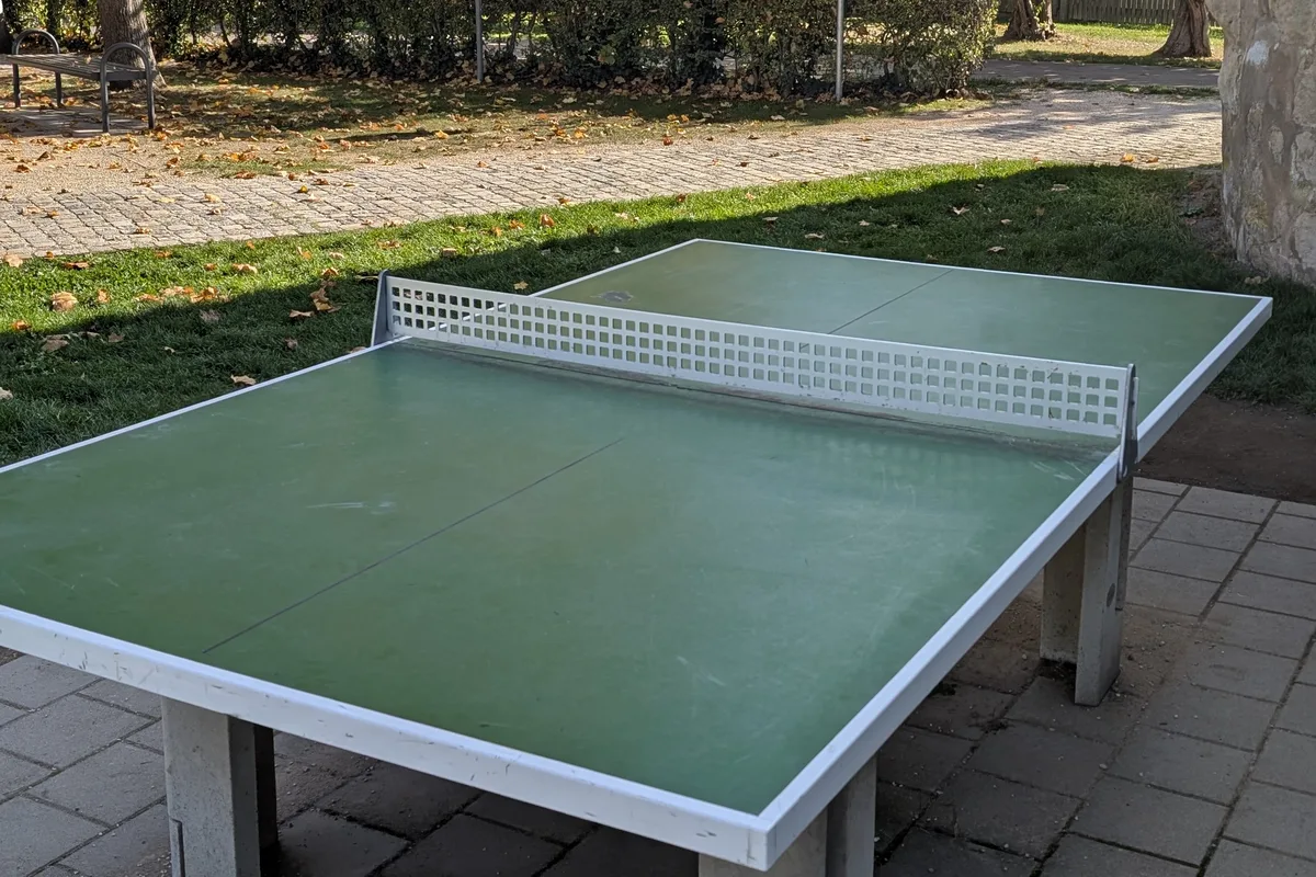 Tischtennisplatte im Herbst an der Bleiche in Dinkelsbühl