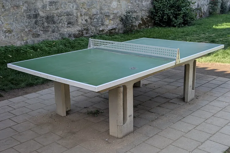 Tischtennisplatte vor der Stadtmauer an der Bleiche in Dinkelsbühl